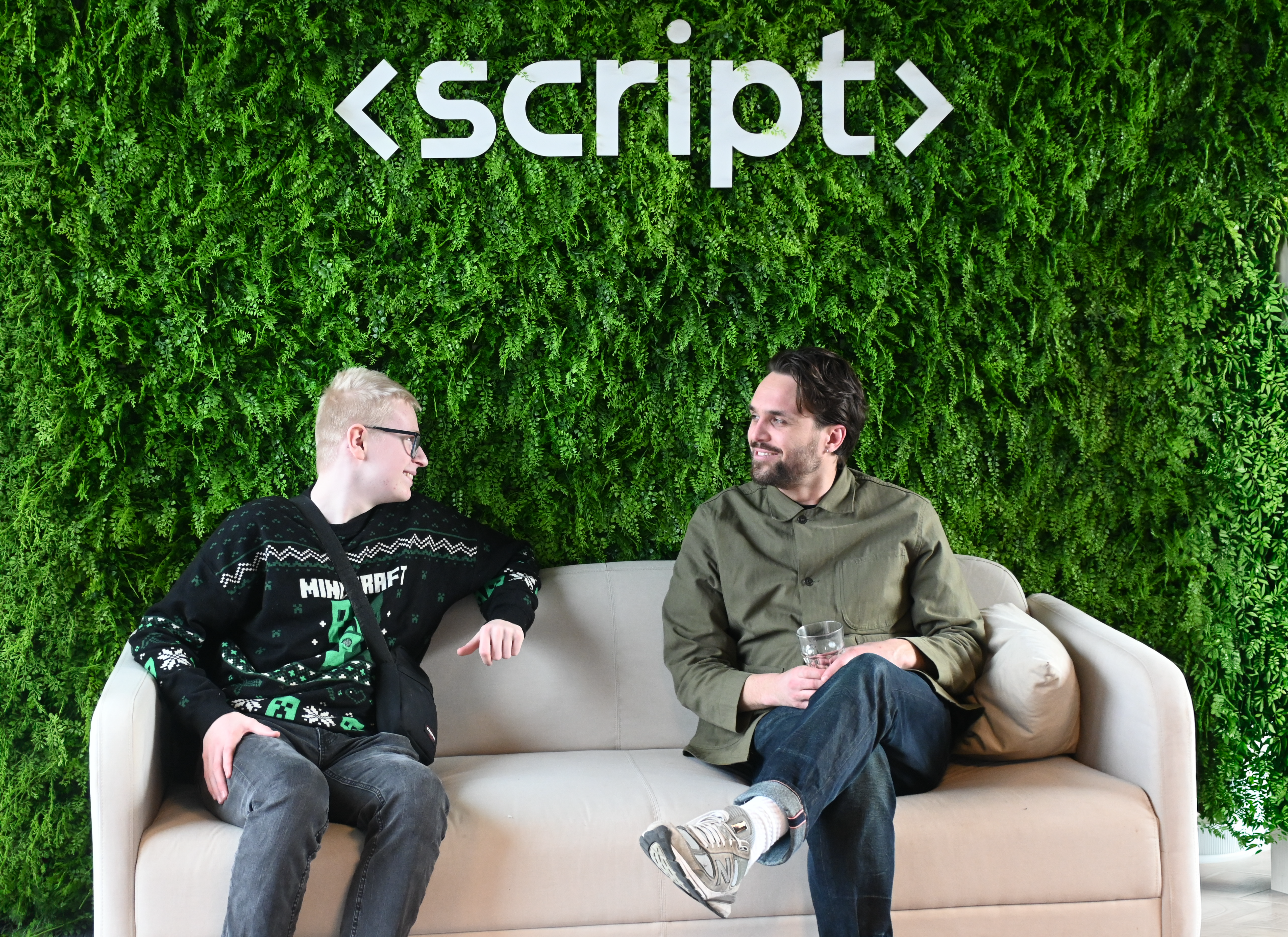 Luca en zijn zorgbegeleider Bas in gesprek bij Script